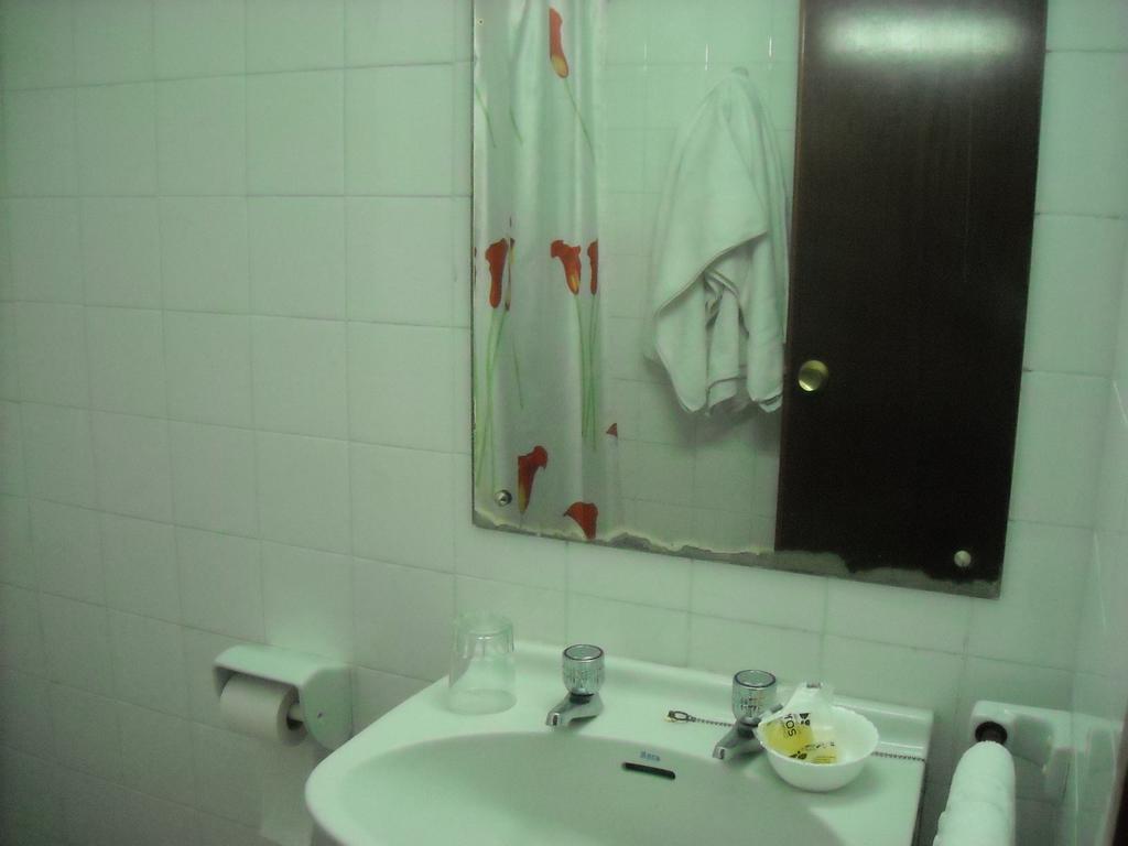 Hostal Residencia Avenida クエンカ エクステリア 写真